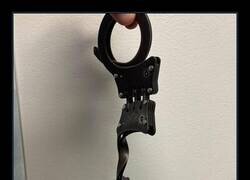 Enlace a Un preso en la cárcel del condado de Martin, en Florida, consiguió retorcer y romper estas esposas a pura fuerza bruta mientras estaba sufriendo una crisis de salud mental