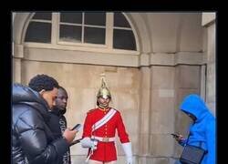 Enlace a Al menos ahora los guardias reales están más tranquilos