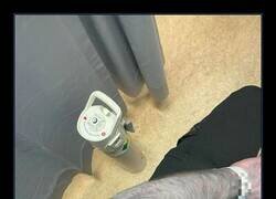 Enlace a Un hombre es llevado de urgencia al hospital tras haberse puesto azul de pies a cabeza, solo para descubrir que era tinte de sus sábanas