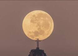 Enlace a Después de 3 años de espera, cálculos y una sincronización astronómica precisa, Leonardo Sens capturó esta foto
