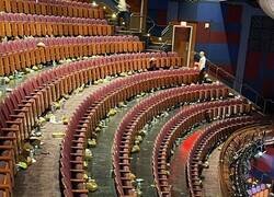 Enlace a Así dejaron el teatro donde se entregaron los Oscars. Después esta es la gente que enseña de moral, respeto, medio ambiente y bla bla