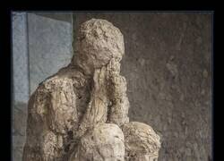 Enlace a Molde de yeso de una víctima de la erupción del Vesubio en el año 79 d. C. (Foto: Parque Arqueológico de Pompeya)