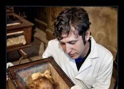 Enlace a Rosalia Lombardo, una niña de dos años que murió de neumonía en 1920