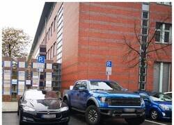 Enlace a Estacionar obstruyendo una estación de carga eléctrica... y que se lo lleven con una grúa.