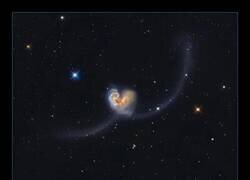 Enlace a Esta danza celestial, que comenzó hace 1.200 millones de años, ha desencadenado una intensa formación de estrellas, demostrando que incluso en el caos surgen la belleza y nuevos comienzos