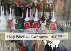 Enlace a Una tienda en España que exhibe los trajes tradicionales que usan los nazarenos