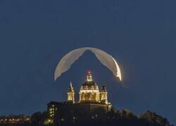 Enlace a Un fotógrafo esperó 6 años para capturar una foto en la que la Luna, la montaña y la basílica estuvieran perfectaente alineados.