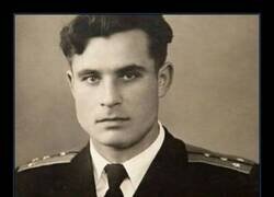 Enlace a Un hombre eligió el silencio en lugar de la destrucción y, gracias a ello, el mundo siguió girando