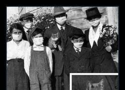 Enlace a Retrato familiar durante la pandemia de gripe española, 1918