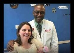 Enlace a El cirujano que salvó a un bebé antes de que naciera.