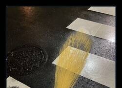 Enlace a Un camión atropella a un paquete de espaguetis desparramando sus sesos por el suelo. Les advertimos de que las imágenes pueden herir la sensibilidad del espectador