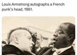 Enlace a Louis Armstrong firma la cabeza de un punk francés, 1961