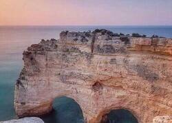 Enlace a Prueba de que la Madre Naturaleza es una romántica. Praia da Marinha, Portugal