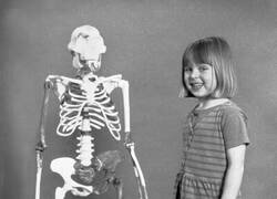 Enlace a Esqueleto de Lucy (Australopithecus afarensis) exhibido junto a una niña típica de 4 años, alrededor de 1974