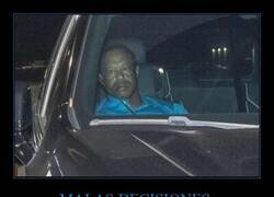 Enlace a Tiger Woods saliendo de la cárcel anoche en el asiento del copiloto.