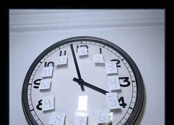 Enlace a Me viene mi padre y me dice que ya le ha cambiado la hora al reloj de la cocina. Voy a la cocina y me encuentro esto: