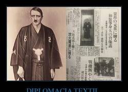 Enlace a Hitler lleva un kimono hecho a medida que le fue regalado por el embajador japonés para conmemorar la alianza diplomática entre la Alemania nazi y Japón (1936).
