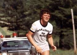 Enlace a Terry Fox, un joven canadiense de 21 años que perdió una pierna a causa del cáncer, comenzó una carrera a través de Canadá para recaudar fondos para la investigación del cáncer. Corría diariamente la distancia equivalente a un maratón completo