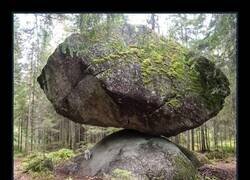 Enlace a Kummakivi, la roca equilibrada de Ruokolahti, Finlandia