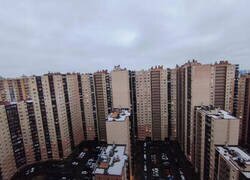 Enlace a Este único edificio alberga a 18 000 personas. Kudrovo, cerca de San Petersburgo, Rusia