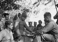 Enlace a Tropas indias que regresan de Dunkerque jugando al ajedrez en Inglaterra, 1940.
