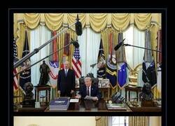 Enlace a El escritorio Resolute en el Despacho Oval durante las administraciones de Trump y Obama