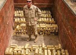 Enlace a Un soldado estadounidense en un camión repleto de oro incautado, del régimen de Hussein tras la invasión de Irak, a finales de 2003
