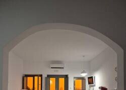 Enlace a Vista del interior de nuestro Airbnb en Santorini mientras el polvo del Sahara teñía el cielo griego de color naranja