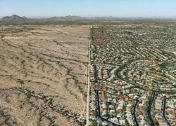 Enlace a La línea divisoria entre la Reserva de Salt River y la ciudad de Scottsdale, en Arizona, es claramente visible desde el aire