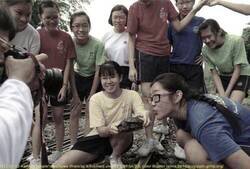 Enlace a En realidad es una foto en blanco y negro, solamente se le añadieron algunas líneas de colores y tu cerebro está llenando el resto