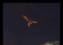 Enlace a La erupción del monte Etna en Sicilia creó la ilusión de un Fénix en el cielo