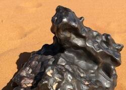 Enlace a Encuentran un meteorito de hierro en un desierto remoto, y su forma fue moldeada naturalmente durante su entrada en la atmósfera
