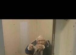 Enlace a Abuela holandesa de 99 años pide a la policía que la arresten solo para vivir la experiencia