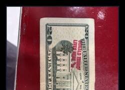Enlace a  Encontré este billete con la frase “Trump vive aquí” en un cajero automático