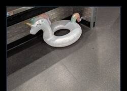 Enlace a Encuentran este flotador en el vestuario masculino de Planet Fitness. No hay piscina.