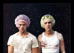 Enlace a Requisito: gorro ridículo, dignidad cero. Normas claras: no preguntar por qué