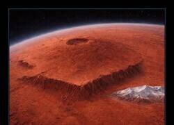 Enlace a El Olympus Mons mide aproximadamente 22 km de altura desde la llanura que lo rodea. Está en Marte