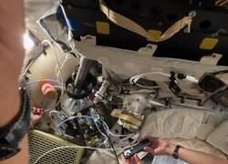 Enlace a Cuando no hacían fotos del espacio ni experimentos, los astronautas de NASA Artemis II usaban tablets y smartphones para tareas como enviar correos