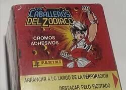 Enlace a Ver esta caja de sobres de Los Caballeros del Zodiaco en un kiosko en 1992, conseguir que te la compren y conservarla intacta, sin abrir, 34 años después
