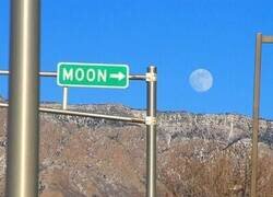 Enlace a La luna está a la derecha, tú tira