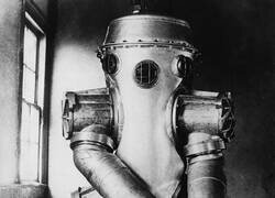Enlace a Este extraño artilugio de metal, con aspecto medieval, es un traje de buceo. Las personas lo usaban para protegerse durante las expediciones de buceo (esta foto en particular es de 1934)