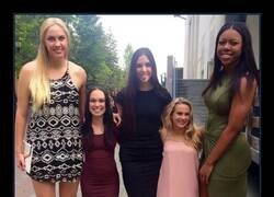 Enlace a Jugadoras de baloncesto posando junto a cheerleaders