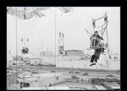 Enlace a Una boda en paracaídas. Esta pareja de 1940 se está casando literalmente en un paracaídas, suspendida en el aire sobre Nueva York