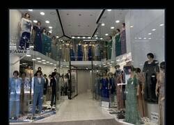 Enlace a Un ejército de maniquíes en una tienda aleatoria de Atenas, Grecia