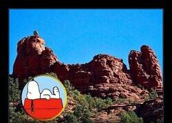 Enlace a Snoopy, una roca famosa en el estado de Arizona, se parece exactamente al personaje de dibujos animados Snoopy.