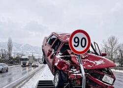 Enlace a En Turquía están usando coches destrozados como señales de velocidad