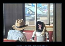 Enlace a  Alguien llevó a su esposa robot a cenar