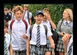 Enlace a Niños deciden usar faldas después de que la escuela le prohibiera usar shorts durante el calor, en el Reino Unido