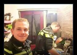 Enlace a Estos policías no solo se presentaron en el lugar de los hechos... también se encargaron del fregadero de la cocina