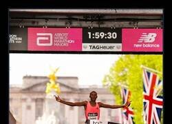 Enlace a El keniano Sabastian Sawe bate en Londres el récord mundial de maratón con 1h59:30